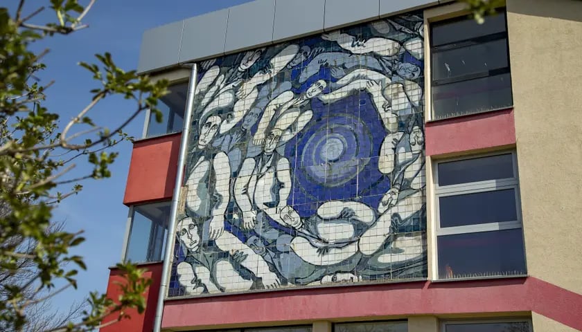 Mozaika Anny Szpakowskiej-Kujawskiej na ścianie Instytutu Matematycznego UWr. Przedstawia jakby unoszące się w powietrzu postacie