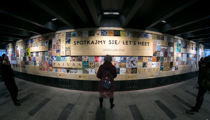 Powiększ obraz: Mural "Spotkajmy się". Mozaika w przejściu podziemnym na pl. Dominikańskim