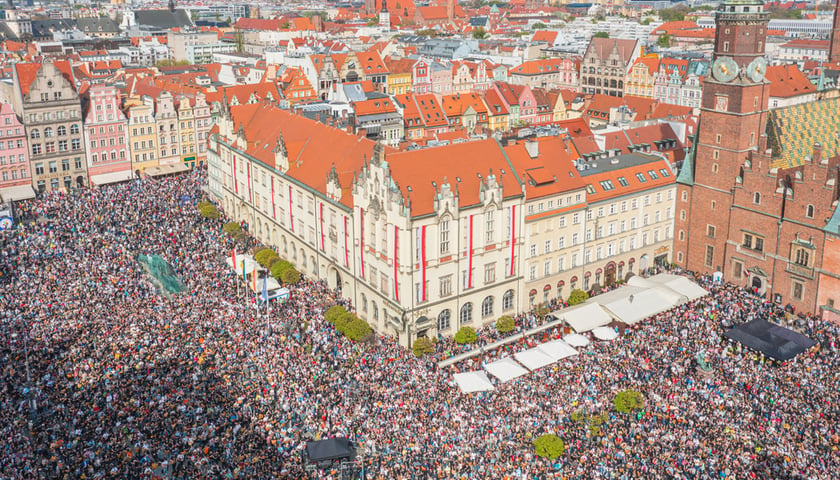 Gitarowy Rekord Świata 2023. Widok na gitarzystów z drona