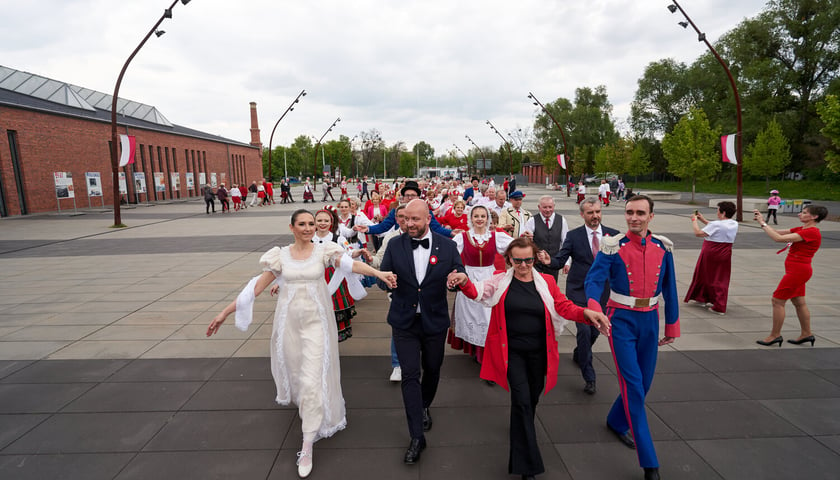 Poloneza na Balu Patriotycznym poprowadził prezydent Wrocławia Jacek Sutryk. Na zdjęciu widać ludzi tańczących poloneza