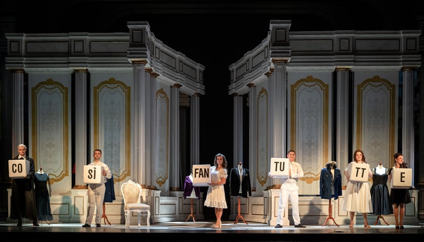 <p>Opera Wrocławska, scena z opery &bdquo;Cosi fan tutte&rdquo;</p>