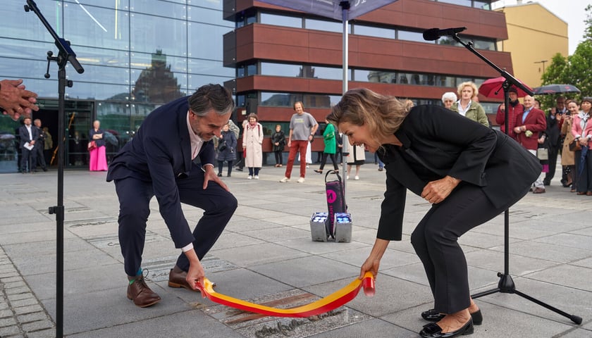 <p>Anne-Sophie Mutter, wybitna niemiecka skrzypaczka odsłoniła, wsp&oacute;lnie z wiceprezydentem Bartłomiejem Ciążyńskim, tablicę przed Narodowym Forum Muzyki ze swoim nazwiskiem i podpisem</p>
