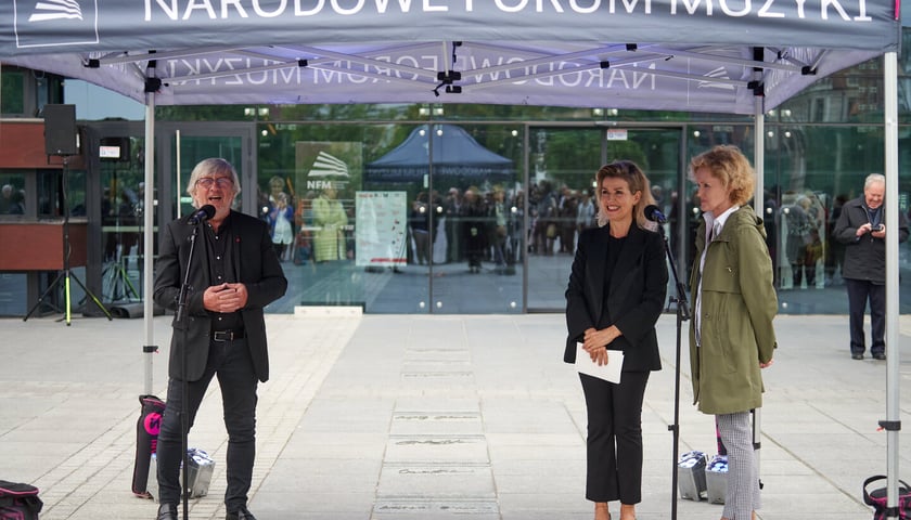 <p>Anne-Sophie Mutter, wybitna niemiecka skrzypaczka odsłoniła przed Narodowym Forum Muzyki tablicę ze swoim nazwiskiem i podpisem</p>