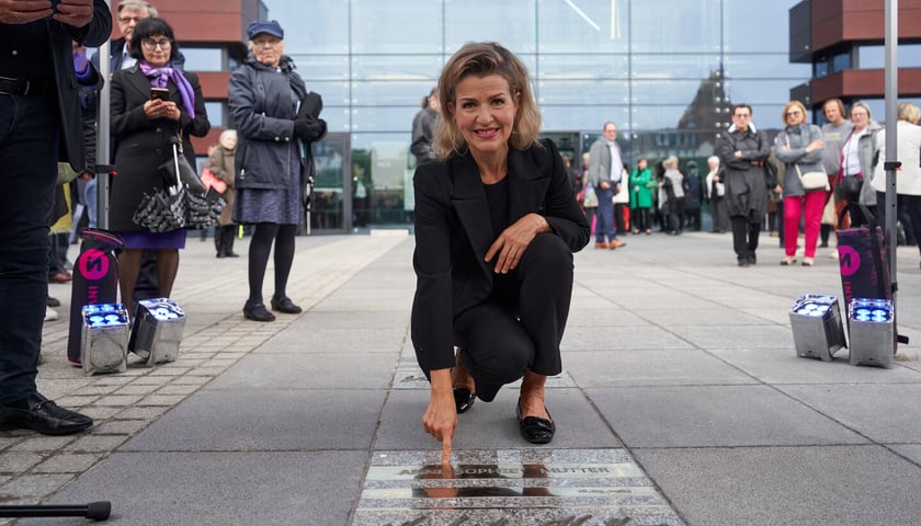 Anne-Sophie Mutter przed Narodowym Forum Muzyki odsłania pamiątkową tablicę ze swoim nazwiskiem i podpisem 