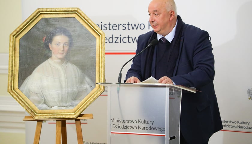 Prof. Piotr Oszczanowski, dyrektor Muzeum Narodowego we Wrocławiu, odbiera skradziony obraz Volkharta