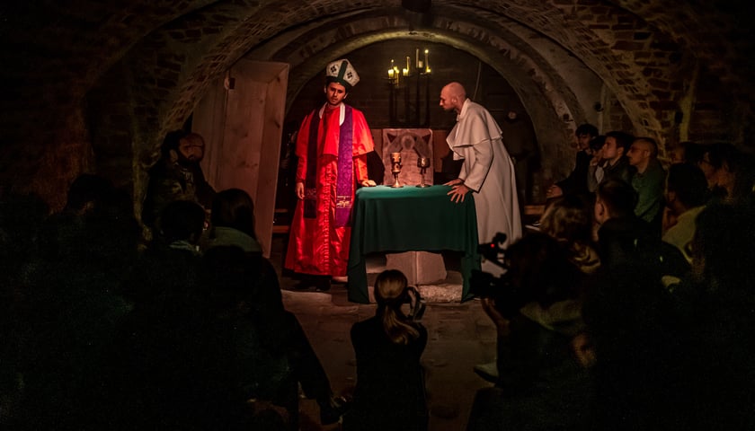 Bohaterowie książki Andrzeja Sapkowskiego grają fragmenty tekstu przed publicznością w krypcie kościoła św. Wojciecha 