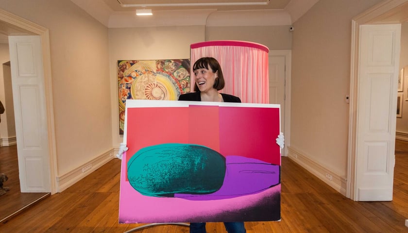 Kuratorka wystawy Paulina Olszewska z pracą Andy'ego Warhola przed wystawą w OP ENHEIM