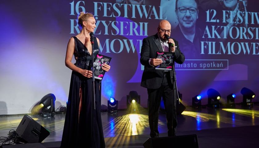 16. Festiwal Reżyserii Filmowej i 12. Festiwal Aktorstwa Filmowego ruszyły w sobotę we Wrocławiu. Na zdjęciu od lewej Sonia Bohosiewicz i Piotr Gąsowski prowadzący galę otwarcia&nbsp;