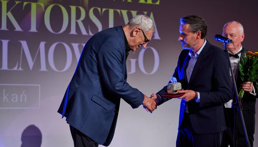 Na zdjęciu od lewej -  aktor Wiktor Zborowski (odbiera nagrodę), Bartłomiej Ciążyński (wiceprezydent Wrocławia) i Stanisław Dzierniejko, dyrektor festiwali