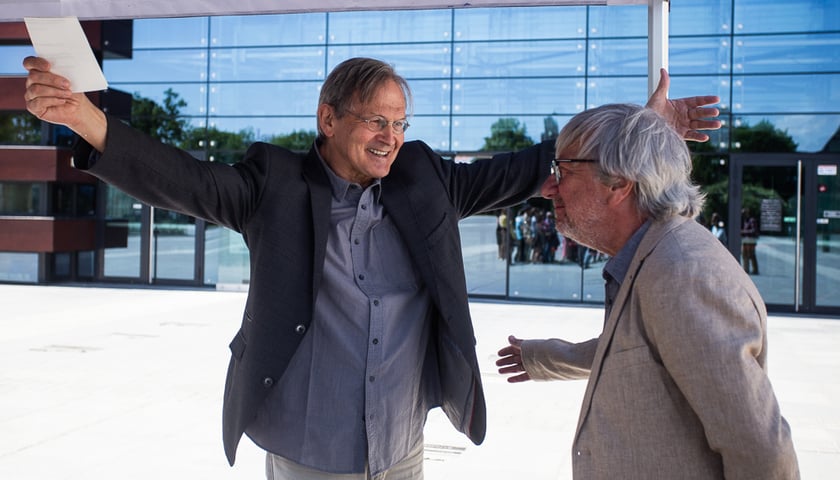 <p>Ernst Kovacic i dyrektor Andrzej Kosendiak przed NFM</p>