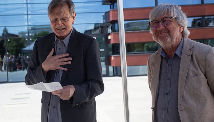 <p>Ernst Kovacic i dyrektor Andrzej Kosendiak przed NFM</p>