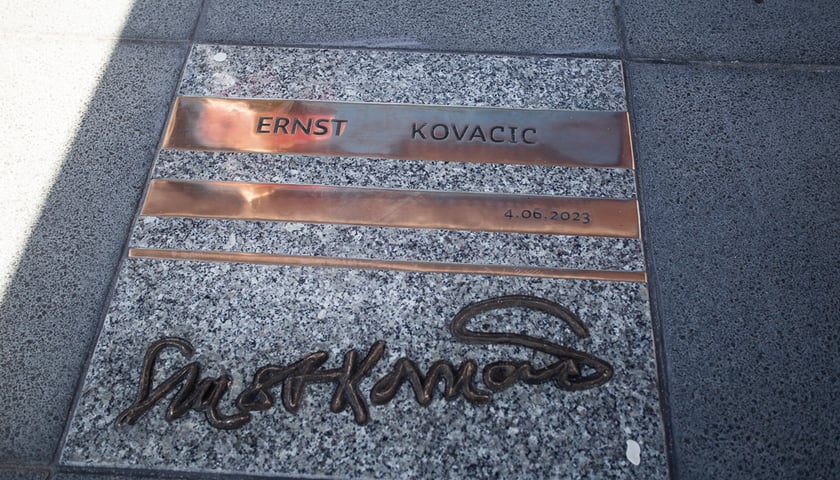 <p>Tablica pamiątkowa przed NFM &ndash; dyrygent i skrzypek Ernst Kovacic</p>