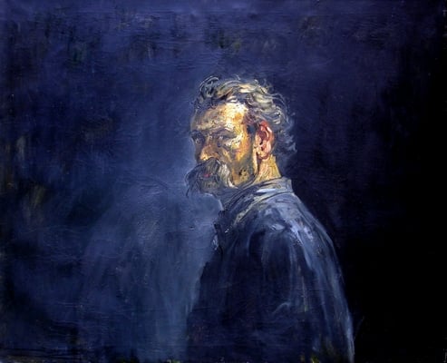 Portret Jerzego Kapłańskiego na ciemnoniebieskim tle 