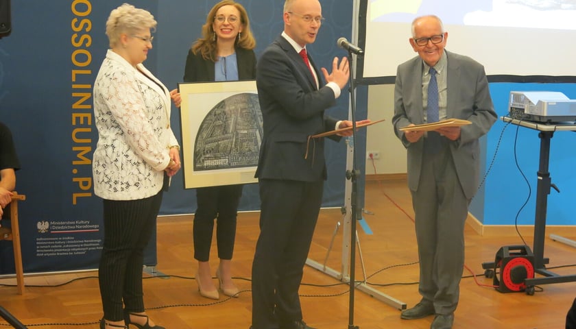 dr Adolf Juzwenko odbiera honorowy tytuł