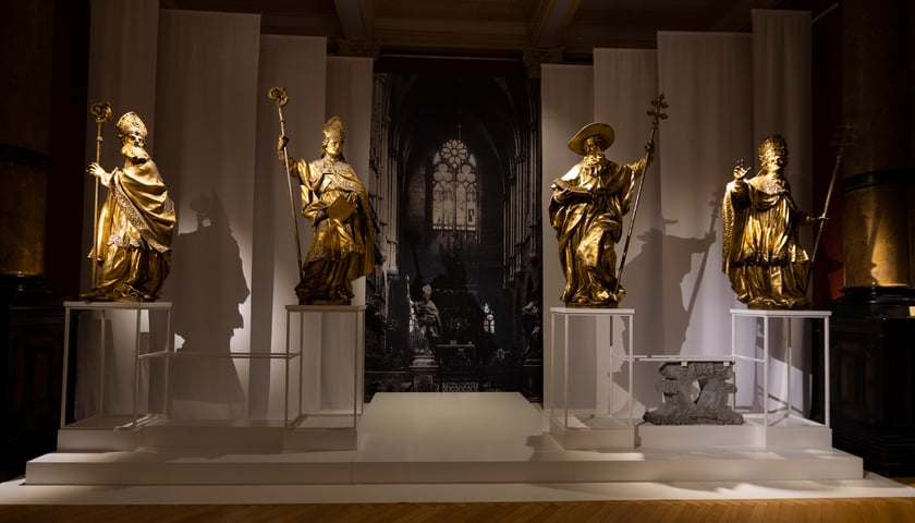 Cztery figury ojców kościoła zachodniego autorstwa Johanna Georga Urbansky'ego na wystawie w Muzeum Narodowym we Wrocławiu