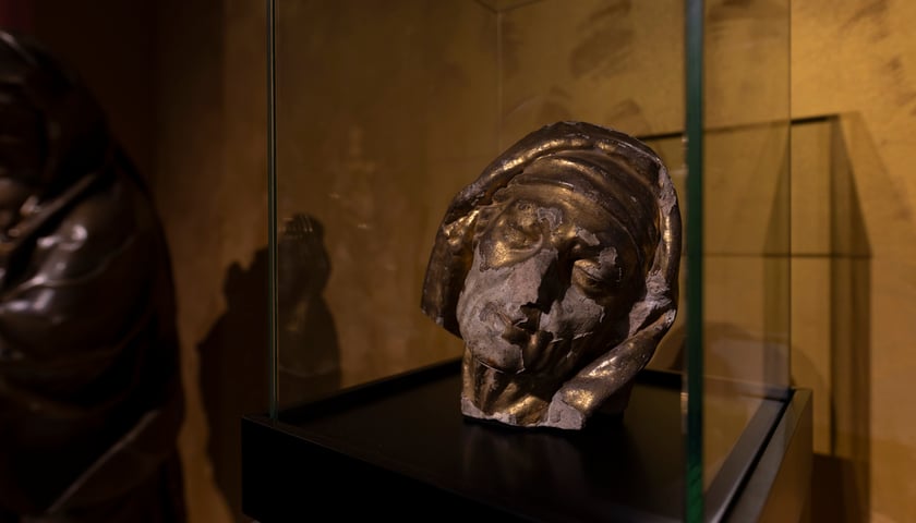 Powiększ obraz: <p>Dzieła wrocławskiego rzeźbiarza z XVIIIwieku Johanna Georga Urbansky'ego &ndash; głowa św. Anny&nbsp; &nbsp;</p>