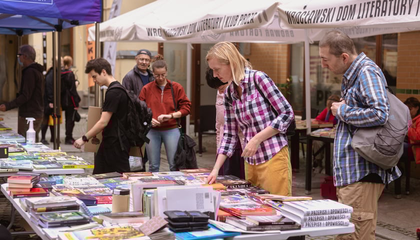 Ludzie przeglądający książki na stoisku Bookowiska, w tym roku specjalna edycja Bookowiska 17 czerwca