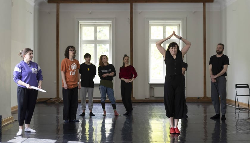 Aktorzy Wrocławskiego Teatru Pantomimy podczas próby w sali z dużymi oknami