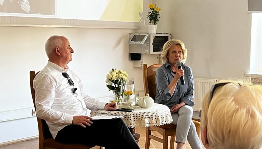 <p>Spotkanie w ramach programu Wrocławskie Filmowe Centrum Seniora. Na zdjęciu&nbsp; - po prawej stronie - Maria Pakulnis</p>