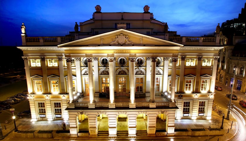 Podświetlony wieczorem gmach główny Opery Wrocławskiej