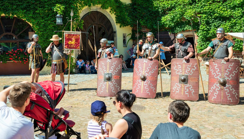 Ludzie Ognia. Festiwal archeologiczny w Arsenale. Grupa rekonstrukcyjna: oddział rzymskich legionistów