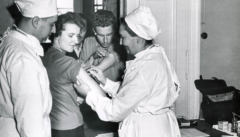 Zdjęcia z wystawy ?Odizolowani 1963. Epidemia ospy we Wrocławiu? w Pałacu Królewskim.