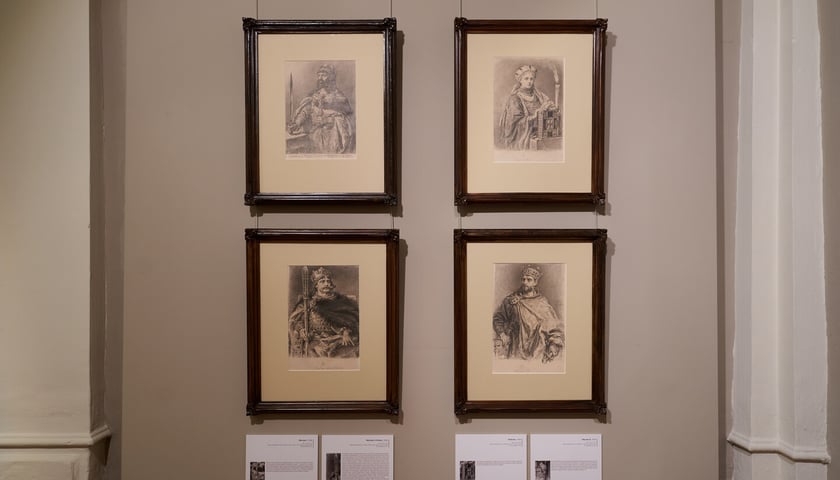 <p>Wystawa &bdquo;Poczet kr&oacute;l&oacute;w polskich&rdquo; Jana Matejki w Muzeum Narodowym we Wrocławiu - rysunki piastowskich władc&oacute;w-Mieszko I, jego żona Dobrawa, Bolesław I Chrobry i Mieszko II</p>