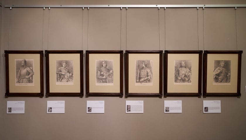 <p>Wystawa &bdquo;Poczet kr&oacute;l&oacute;w polskich&rdquo; Jana Matejki w Muzeum Narodowym we Wrocławiu - pierwszy z lewej Konrad Mazowiecki</p>