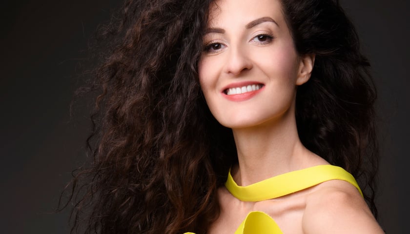 Sopranistka Justyna Sławiec-Korzeń w żółtej sukni wieczorowej