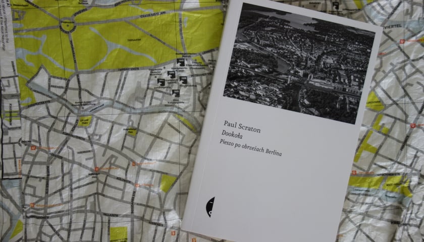 <p>Paul Scraton, &bdquo;Dookoła. Pieszo po obrzeżach Berlina&rdquo; (przekład ), Wydawnictwo Czarne 2023</p>