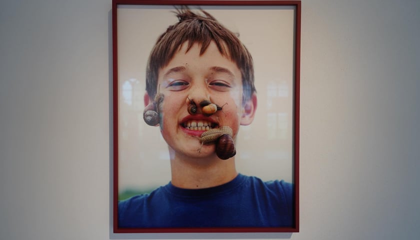 Zdjęcie Anny Orłowskiej „Max” z chłopcem, który ma twarzy ślimaki 