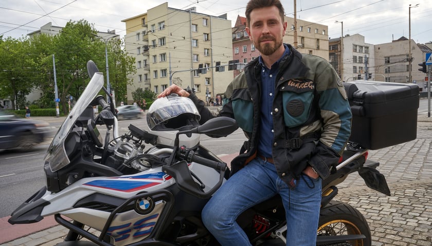 Jarosław Sowizdraniuk, ratownik medyczny z Wrocławia, przy swoim ukochanym motocyklu