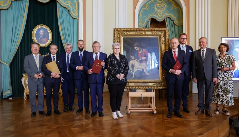 Powiększ obraz: <p>Przy obrazie Alessandra Turchiego &ndash; pierwszy z prawej Łukasz Kamiński, dyrektor Ossolineum, drugi z lewej minister Piotr Gliński</p>