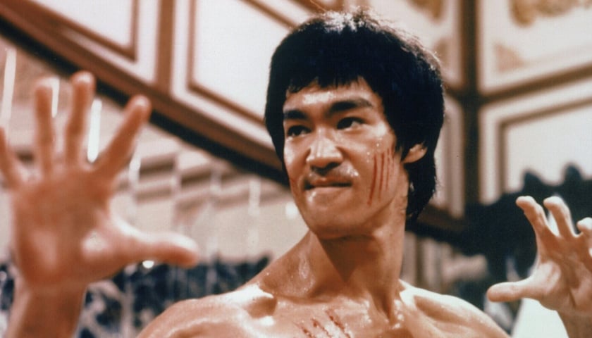 Kadr z filmu "Wejście smoka". Na zdjęciu Bruce Lee