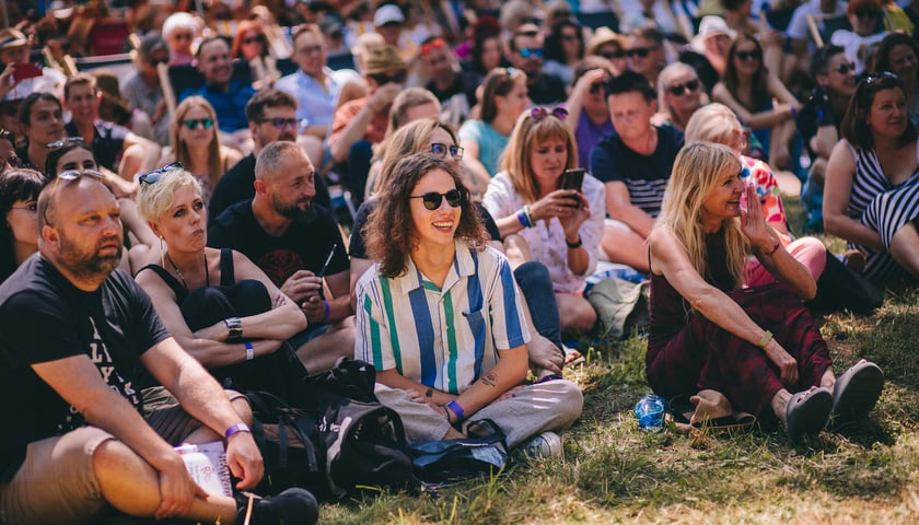 Publiczność siedząca na trawie podczas jednego ze spotkań Festiwalu Góry Literatury 2023. W pierwszym rzędzie, pierwsza z prawej - Monika Olejnik