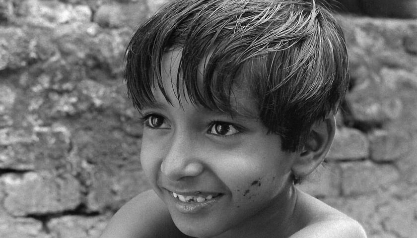 Uśmiechnięty hinduski chłopiec