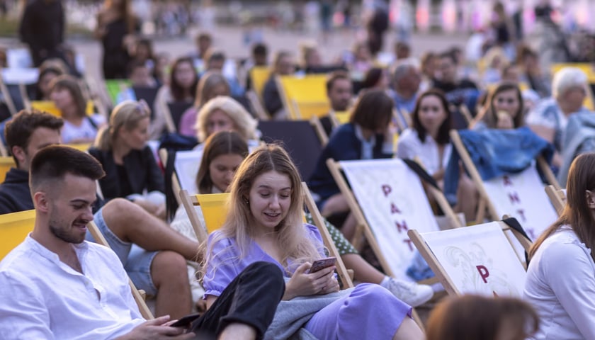 Kino pod chmurką na Pergoli. Grupa widzów na leżakach