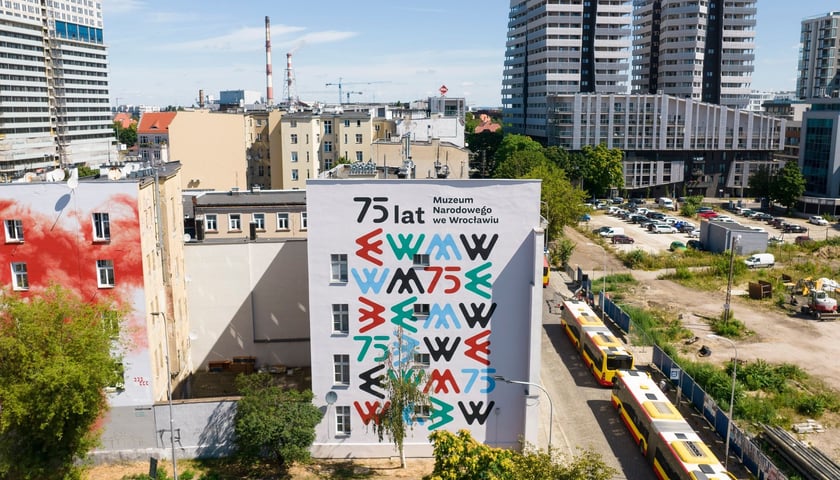 Mural Muzeum Narodowego we Wrocławiu na ścianie w centrum miasta