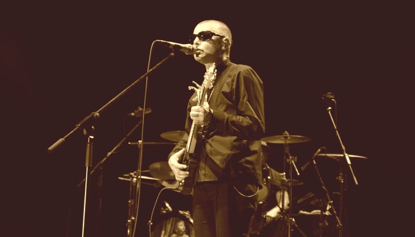 Sinéad O'Connor z gitarą na koncercie we wrocławskiej Orbicie, czerwiec 2013 r.