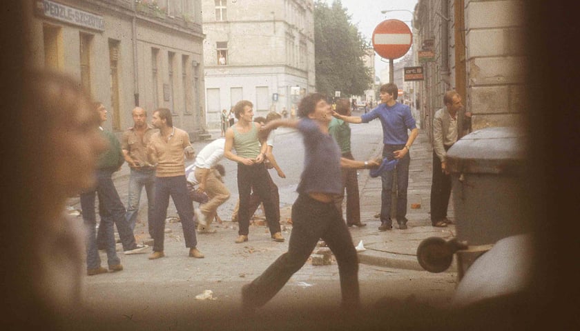 Powiększ obraz: Manifestacje na ulicach Wrocławia w sierpniu 1982 roku