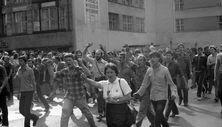 Powiększ obraz: Manifestacje na ulicach Wrocławia w sierpniu 1982 roku