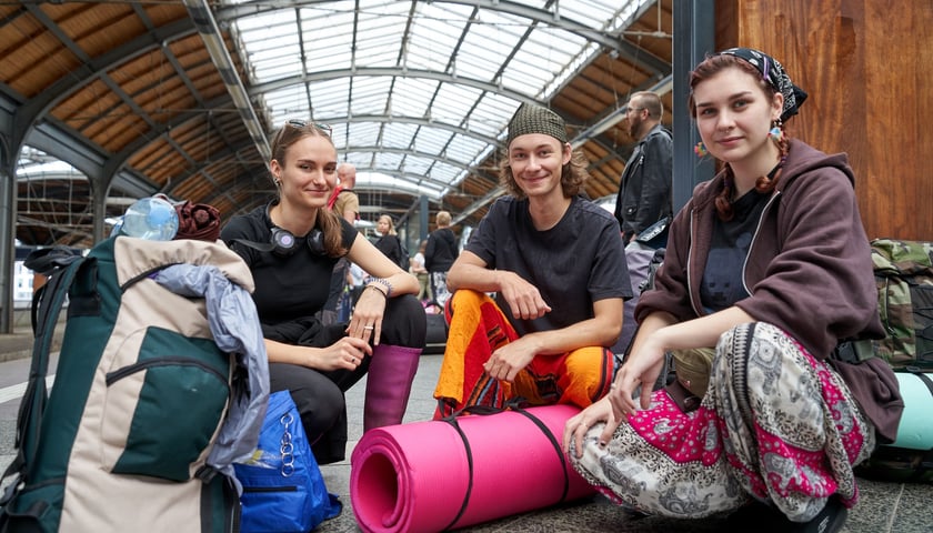 Daria, Kasia i Daniel na pierwszym peronie Dworca Głównego we Wrocławiu. Czekają z plecakami na pociąg 