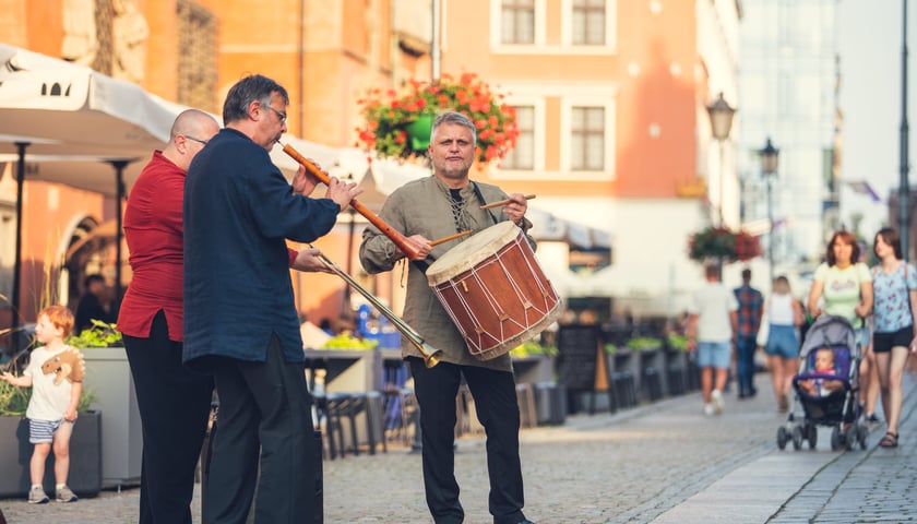 Trzech muzyków z tradycyjnymi instrumentami na wrocławskim Rynku. Zdjęcie wykonane podczas jednej z poprzednich edycji Głośnego Grania.
