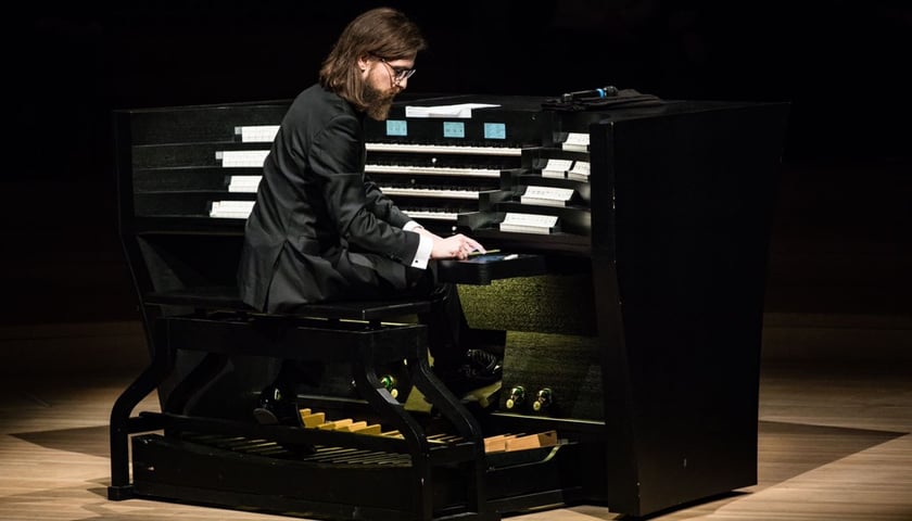 Powiększ obraz: Organista Thomas Cornelius