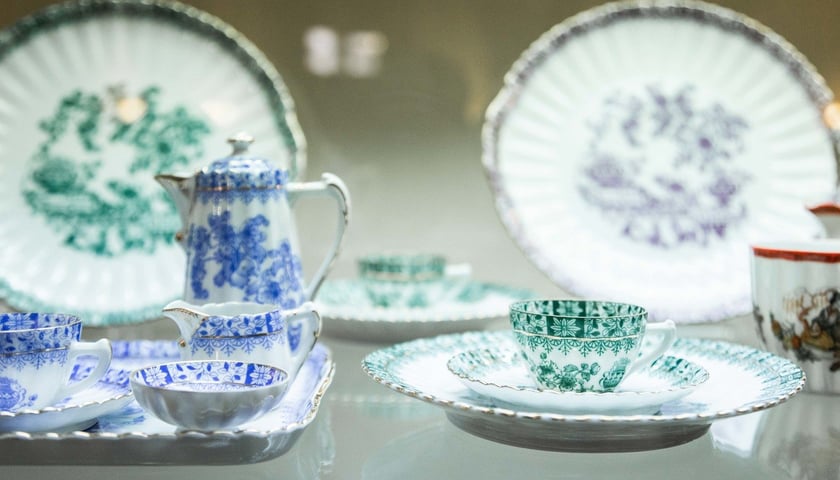 <p>Eksponaty na wystawie &bdquo;Śląsk: kraina porcelany&rdquo; w Starym Ratuszu. Obejrzymy je do końca grudnia 2023</p>
