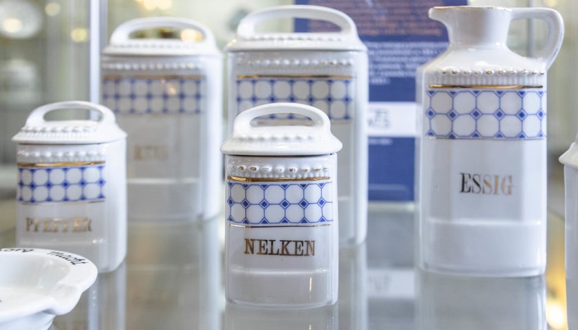 <p>Eksponaty na wystawie &bdquo;Śląsk: kraina porcelany&rdquo; w Starym Ratuszu. Obejrzymy je do końca grudnia 2023</p>