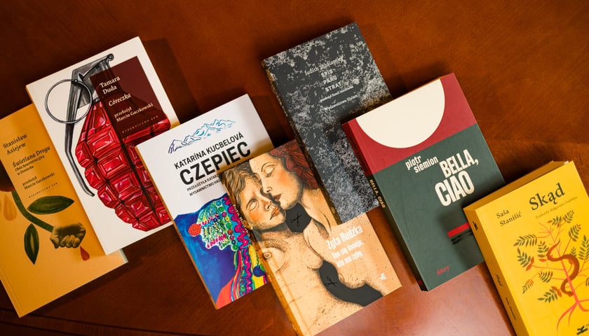 Ułożonych obok siebie siedem książek, które znalazły się w finale Literackiej Nagrody Europy Środkowej Angelus