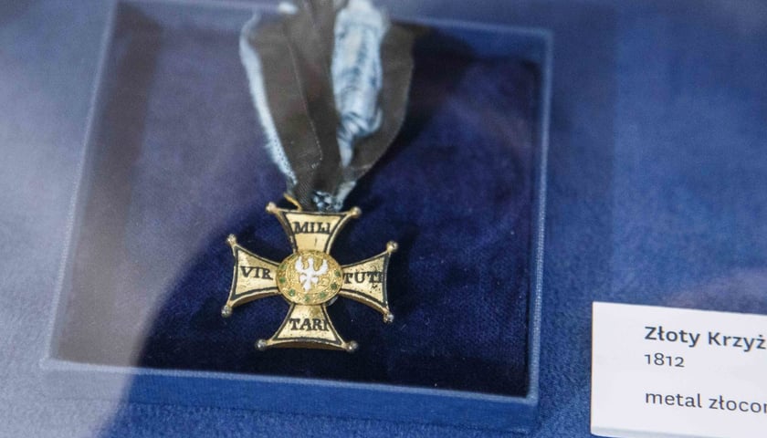 <p>Złoty Krzyż Virtuti Militari przyznany Aleksandrowie hrabiemu Fredrze. Wystawa &bdquo;Żołnierz napoleoński, ojciec komedii polskiej&rdquo; &mdash; Fredro w Ossolineum</p>