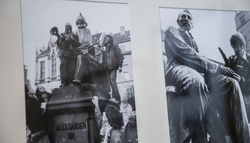 <p>Pomnik Fredry na wrocławskim rynku. Wystawa &bdquo;Żołnierz napoleoński, ojciec komedii polskiej&rdquo; &mdash; Fredro w Ossolineum</p>