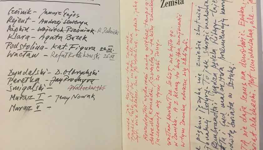 <p>Odręczne notatki Andrzeja Wajdy dot. obsady &bdquo;Zemsty&rdquo;. Wystawa &bdquo;Żołnierz napoleoński, ojciec komedii polskiej&rdquo; &mdash; Fredro w Ossolineum</p>